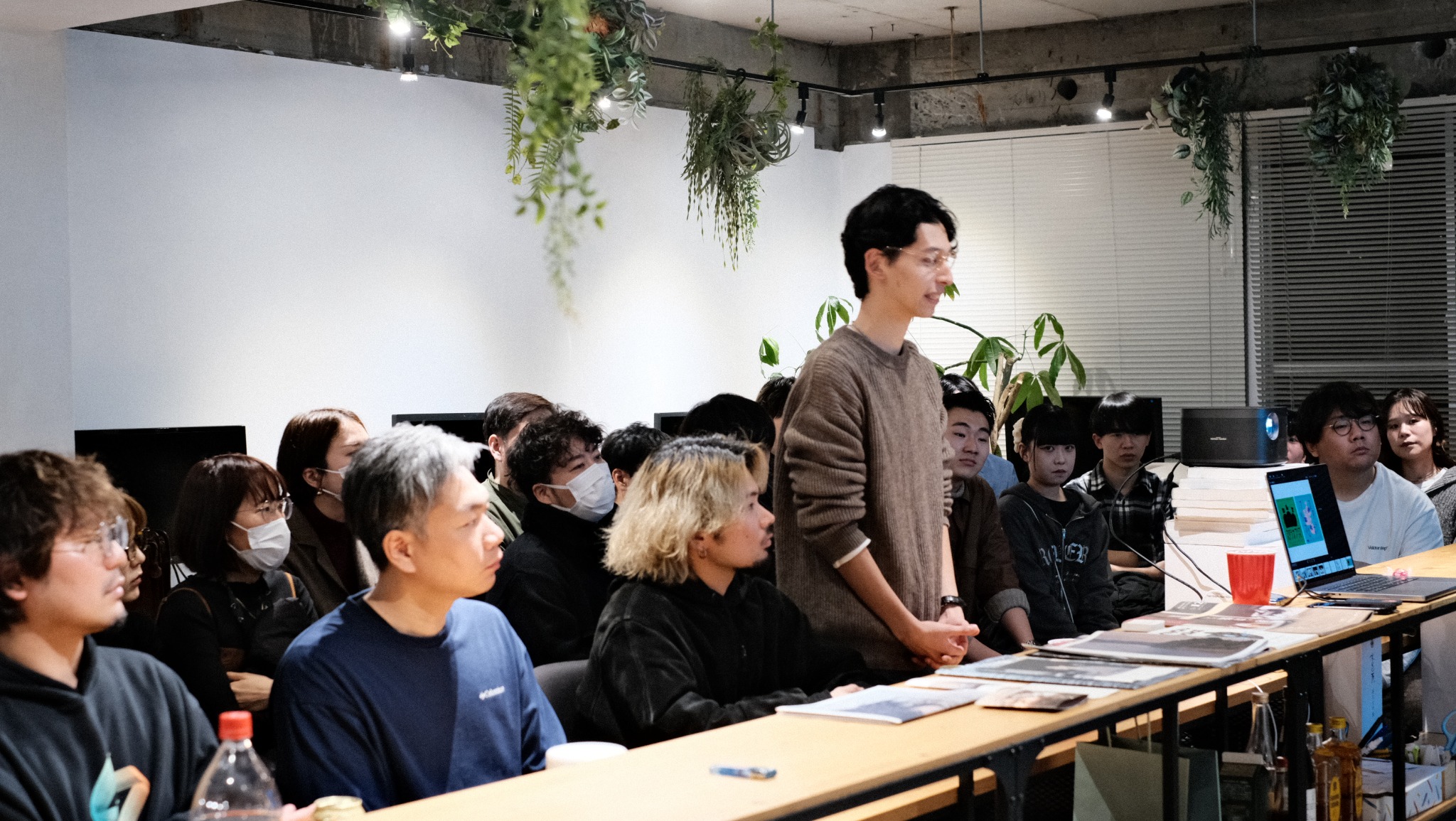 参加者と同じ距離で話すWHITE BASEの登壇者