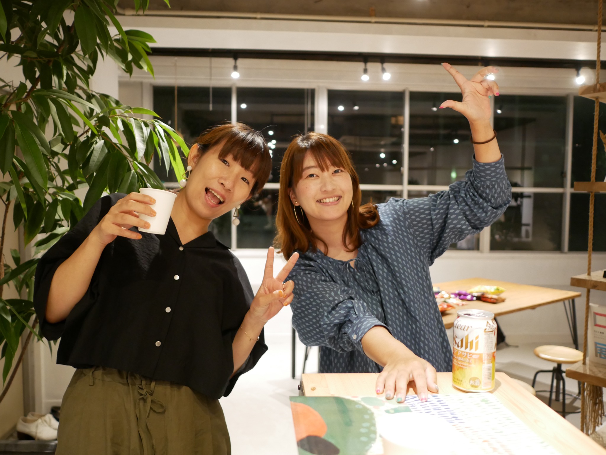 WHITE BASEで交流する二人の参加者