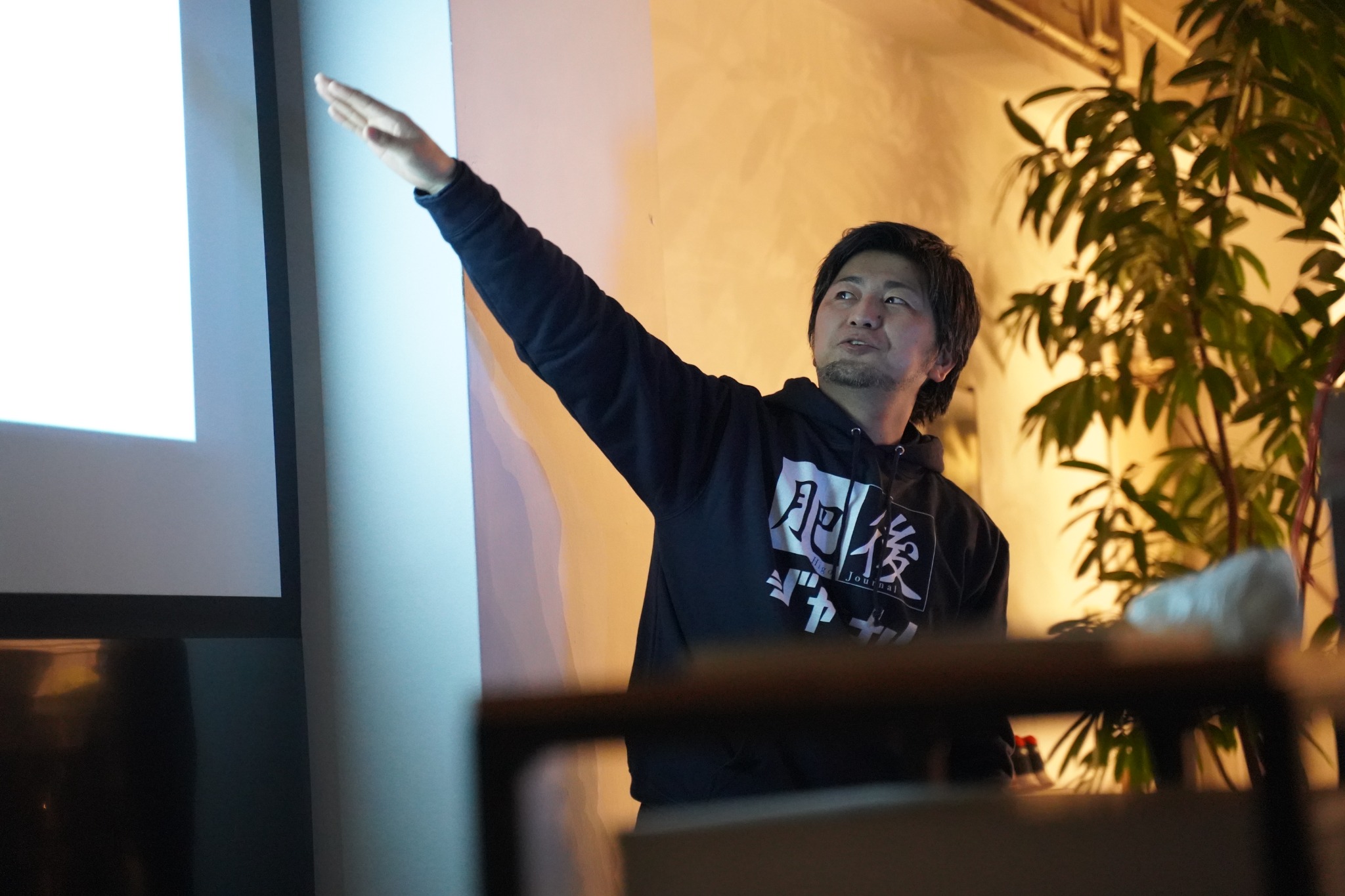 スクリーンを使って説明する登壇者