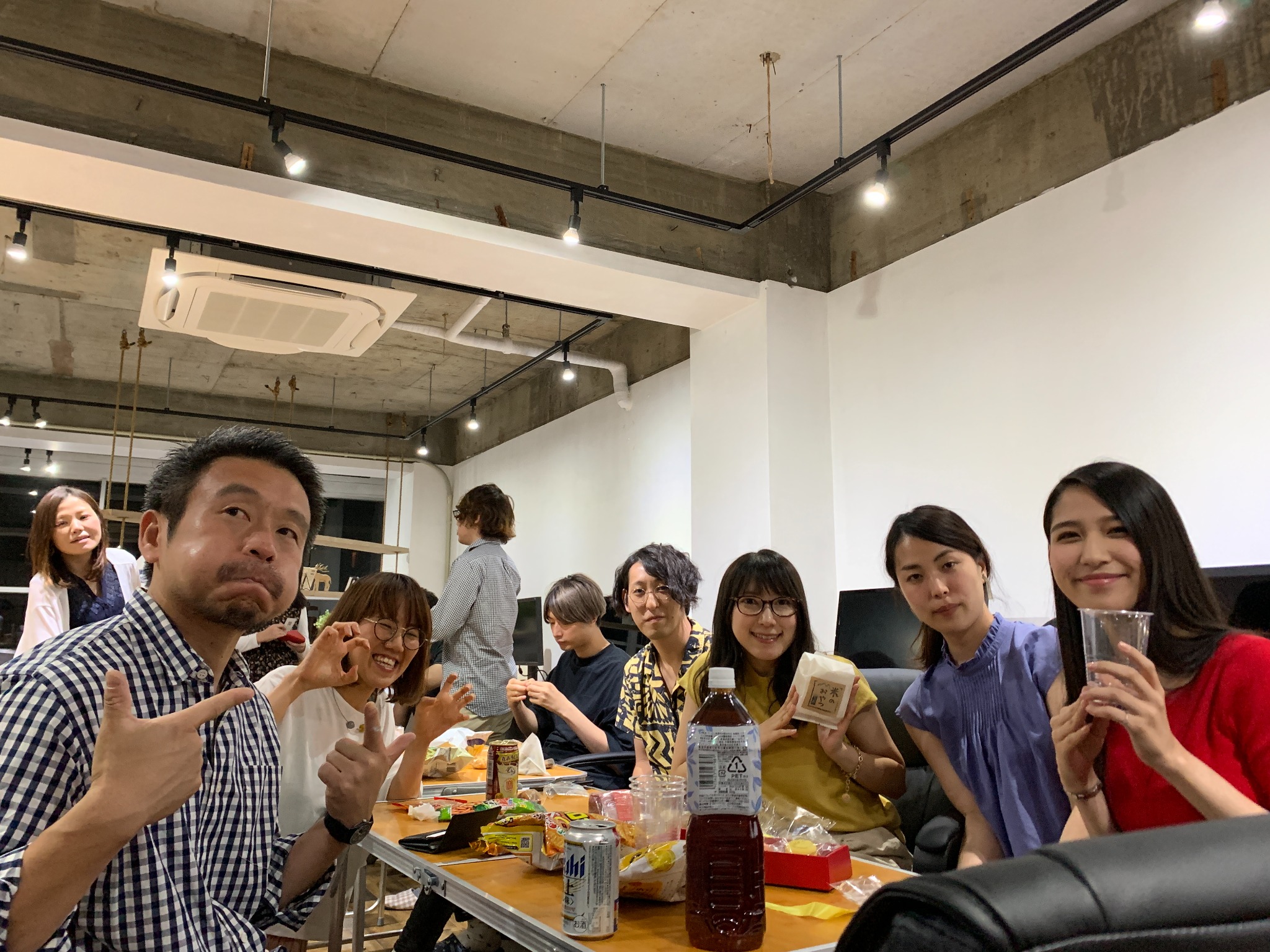 テーブルを囲んで交流する参加者