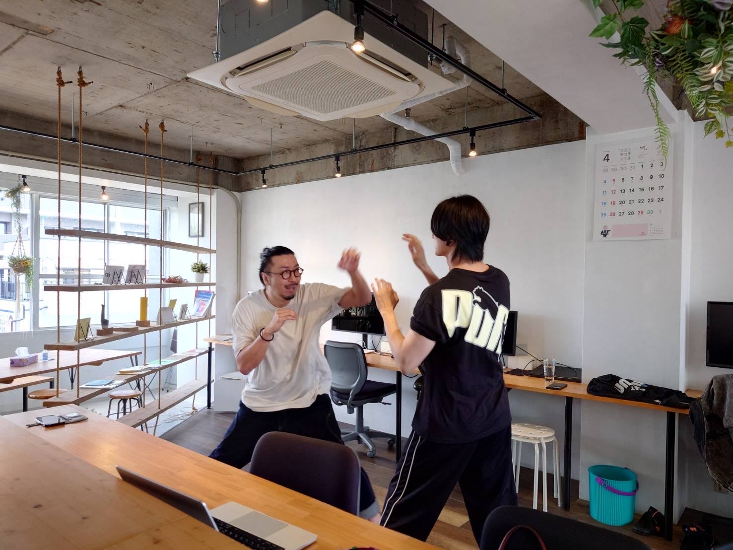 オフィスで対人トレーニングをするズートレ参加者