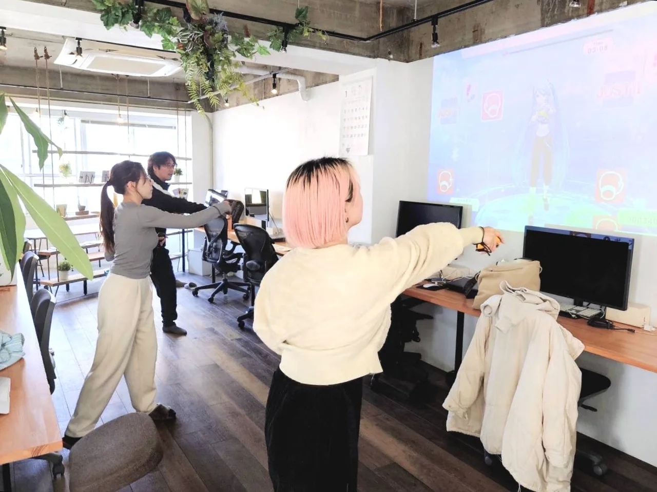 映像を見ながらトレーニングする参加者