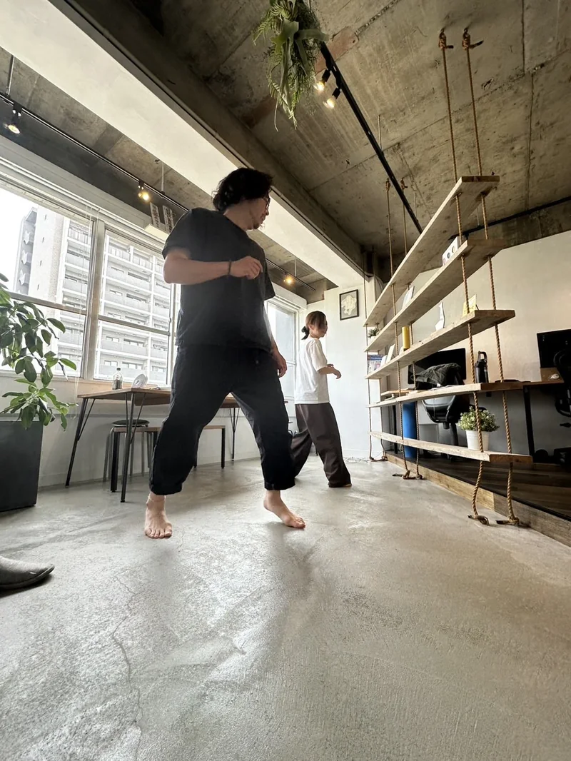 オフィスで身体の動きを確認するズートレ参加者