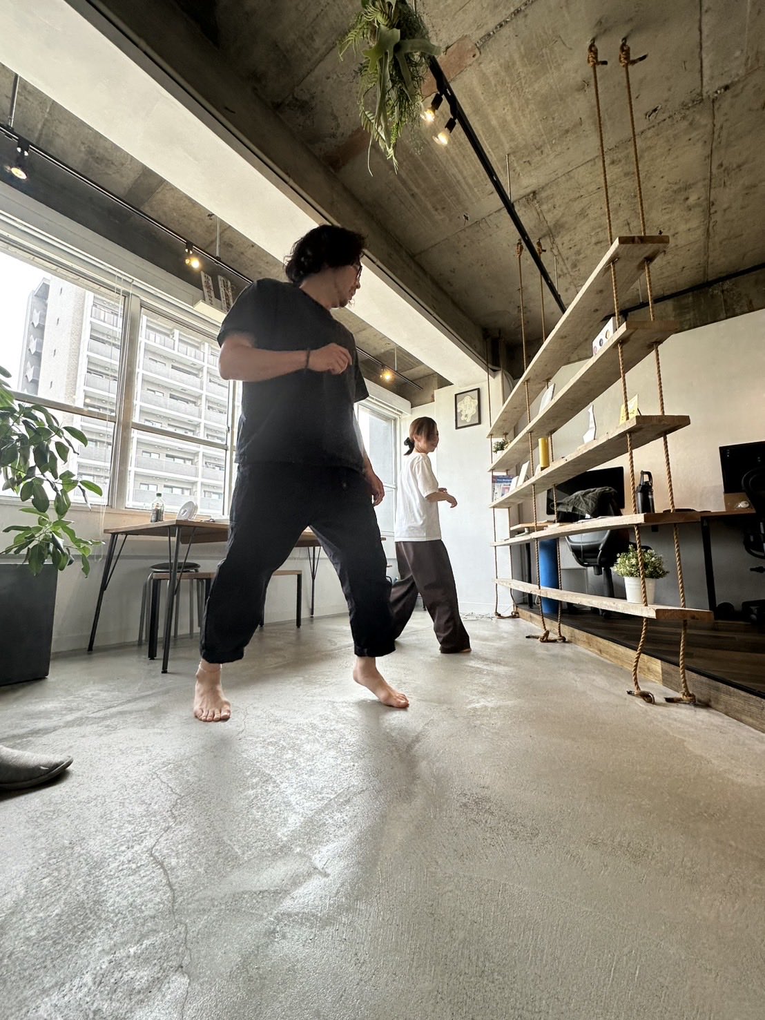 オフィスで身体の動きを確認するズートレ参加者